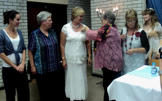 Me Rienie Lüdick ingehuldig as Overberg Sirkel se nuwe President met die nuwe bestuur. Vlnr: Nonnie de Bod Sekretaresse/Tesourier, Corrie Fourie Visie President en Rienie Lüdick